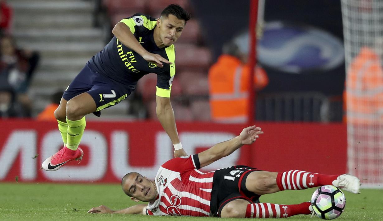 Pemain Southampton, Oriol Romeu (kanan) berebut bola dengan pemain Arsenal, Alexis Sanchez pada laga Premier League di St Mary's stadium, Southampton, (10/5/2017). Arsenal menang 2-0. (AP/Alastair Grant)