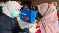 Paramedis melakukan penyuntikan vaksin Covid-19 kepada guru di Teraskota Mall. Tangerang Selatan, Banten, Rabu (28/04/2021). Vaksinasi dalam rangka persiapan kegiatan belajar tatap muka secara terbatas di wilayah Tangsel pada Juli mendatang. (merdeka.com/Arie Basuki)