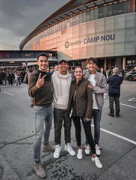 "Proud of you Lioboy 🤗🤗 thank you for trying & doing your best .. keep fighting," tulis Donna Agnesia. [Instagram/lionel.sinathrya]