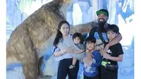 Jarang Tersorot, Ini 6 Potret Juliana Istri Komedian Peppy