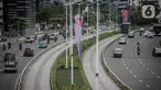Sejumlah kendaraan melintas di kawasan Jalan Sudirman, Jakarta, Senin (14/2/2021). Indeks Kemacetan 2021 menempatkan Jakarta pada peringkat 46 atau mengalami penurunan dibandingkan tahun sebelumnya yang menempati peringkat 31. (Liputan6.com/Faizal Fanani)