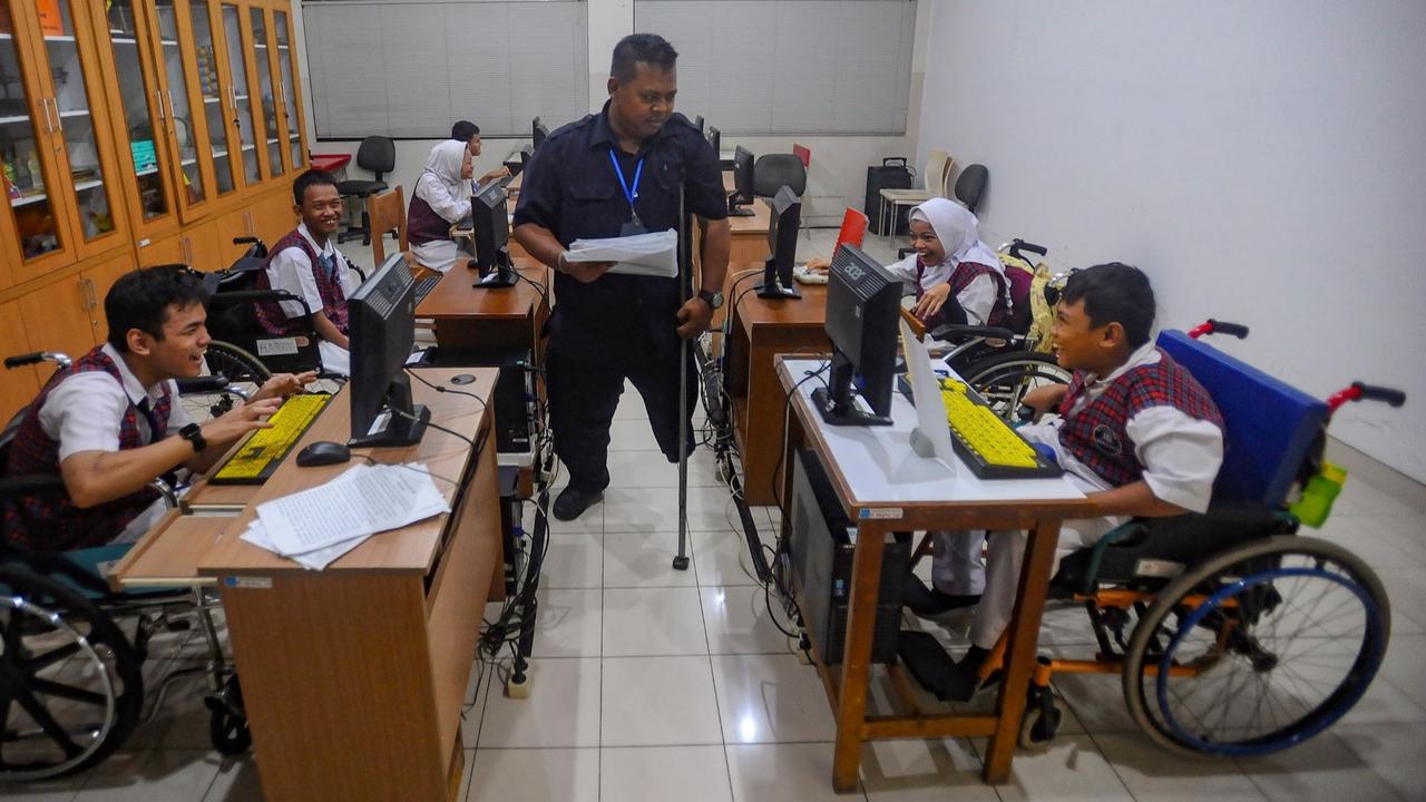 FOTO: Hari Disabilitas Internasional, Semangat Guru Difabel Mengajar di Tengah Keterbatasan