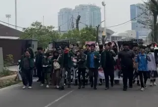Mahasiswa di Medan menggelar aksi demo di Gedung Dewan Perwakilan Rakyat Daerah Sumatera Utara (DPRD Sumut). (Liputan6.com/Reza Effendi)