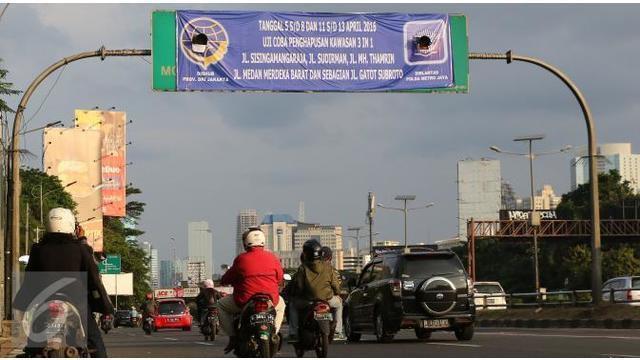 Uji coba penghapusan jalur 3 in 1 akan diterapkan mulai Selasa besok hingga tujuh hari ke depan. Untuk mengantisipasi lonjakan kendaraan roda empat, Pemprov DKI menyiapkan bus tambahan. Dan Ongkos Angkutan Umum Belum Turun, Ini Dalih Pengusaha.