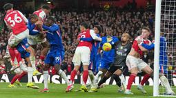 Dua gol Arsenal dicetak oleh William Saliba (21') dan Jurrien Timber (66'). Sementara satu gol Chelsea dilesatkan didapatkan dari gol bunuh diri Piero Hincapei pada menit ke-45+2. (AP Photo/Alastair Grant)
