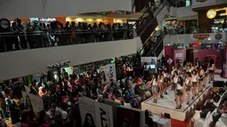 Ratusan masyarakat  menyaksikan aksi para gadis cantik yang mengikuti Audisi Miss Celebrity 2014 di Tunjungan Plaza, Surabaya   (Liputan6.com/Johan Tallo)