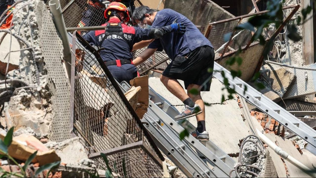 Untuk pusat gempa bumi berada pada kedalaman 15,5 km (9,6 mil).<br><br>Guncangannya sempat memicu peringatan tsunami untuk Jepang bagian selatan dan Filipina, namun kemudian dicabut karena tidak berpotensi. Foto: AFP<br>