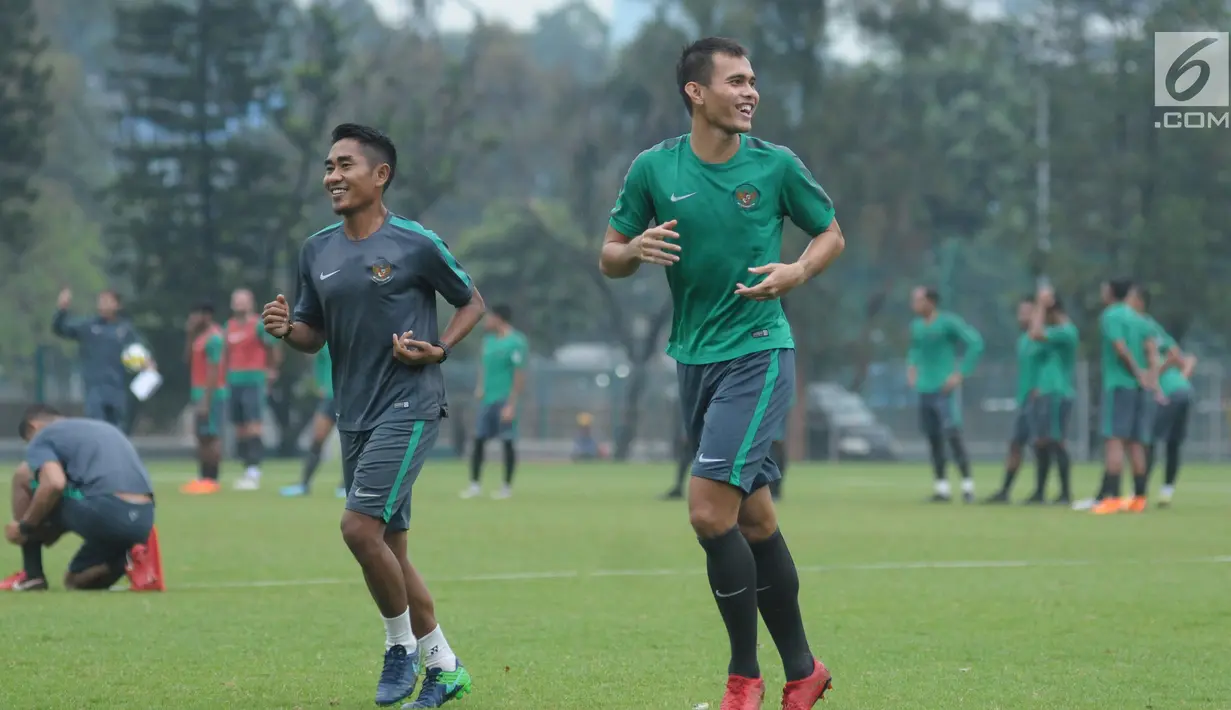 Pemain Persija, M Rezaldi Hehanusa (kanan) berlari kecil saat latihan bersama Timnas Indonesia U-23 di Lapangan A Kompleks GBK, Jakarta, Rabu (25/4). Latihan ini persiapan laga PSSI Anniversary Cup dan Asian Games 2018. (Liputan6.com/Helmi Fithriansyah)