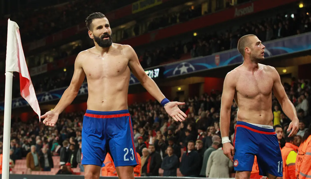Para pemain Olympicos membuka baju merayakan kemenangan atas Arsenal pada laga Liga Inggris di Stadion Emirates, Inggris, Rabu (30/9/2015). (EPA/Sean Dempsey)