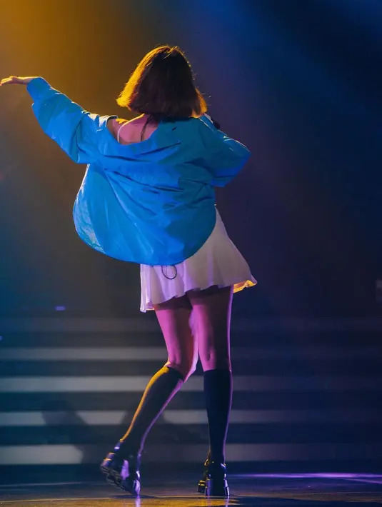 Sepatu loafer dan kaus kaki tinggi yang dipadukan dengan mini dress juga selalu berhasil menampilkan gaya school girl yang cute (Foto: Instagram @bclsinclair)