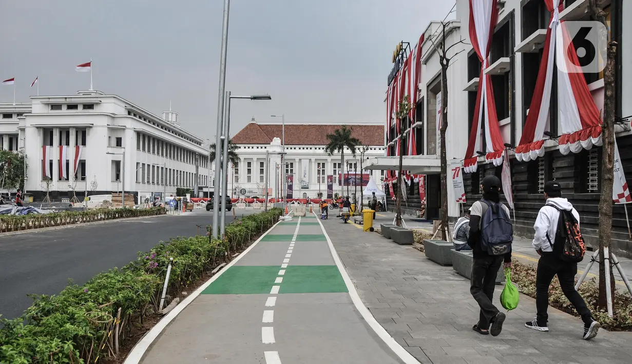 Pengunjung melintasi jalur pedestrian yang terhubung langsung dengan kawasan wisata Kota Tua, Jakarta Barat, Senin (22/8/2022). Proyek revitalisasi jalur pedestrian Kota Tua yang diharapkan dapat meningkatkan kenyamanan bagi pejalan kaki dan pengguna sepeda serta mewujudkan kawasan rendah emisi tersebut saat ini telah rampung dikerjakan. (merdeka.com/Iqbal S. Nugroho)