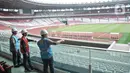 General Manager PLN Unit Induk Distribusi Jakarta Raya Doddy B.Pangaribuan (kanan) didampingi Kepala Divisi Pembangunan dan Pemeliharaan GBK David Prastyan (tengah) dan petugas saat mengecek ketersediaan listrik di Stadion Utama Gelora Bung Karno, Senayan, Jakarta Pusat, Kamis (12/1/2023). (merdeka.com/Iqbal S Nugroho)