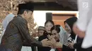 Presiden Joko Widodo (Jokowi) melayat ibunda Presiden ke-6 Susilo Bambang Yudhoyono (SBY), Siti Habibah, di Puri Cikeas, Bogor, Sabtu (31/8/2019). Seperti diketahui, ibunda SBY meninggal pada usia 87 tahun di RS Mitra Keluarga Cibubur. (Liputan6.com/Herman Zakharia)
