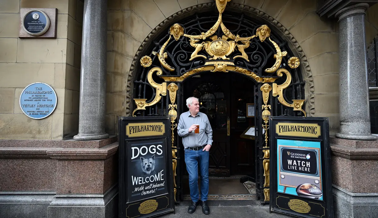 Eamonn Lavin, pemilik pub Philharmonic Dining Rooms, berpose untuk foto di Liverpool, Inggris pada 11 Februari 2020. Sang pemilik, Eamonn Lavin mengatakan status cagar budaya Grade I dari pemerintah Inggris itu adalah “kehormatan yang nyata”. (Paul ELLIS / AFP)