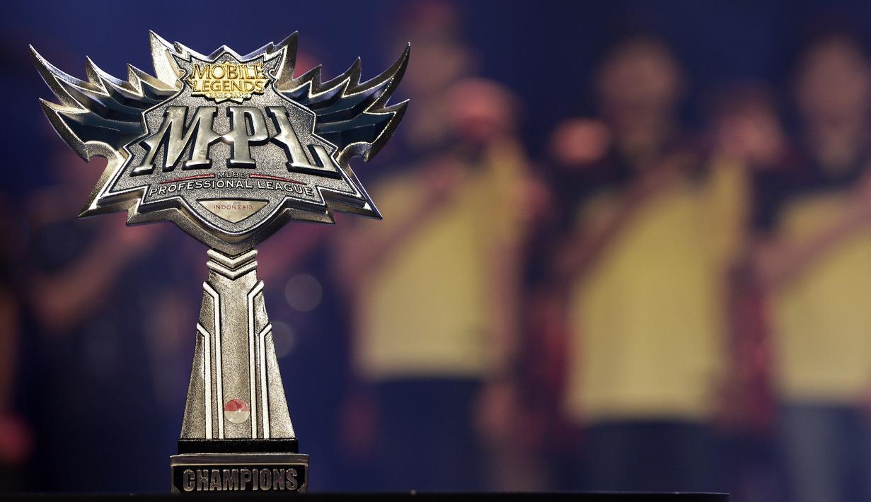 Trofi dari Turnamen e-Sports Mobile Legends: Bang Bang Profesional League (MPL) Indonesia Season 3 di Britama Arena, Jakarta, Jumat (3/5).  Sebanyak 8 tim akan bertarung di babak final MPL Season 3. (Bola.com/Yoppy Renato)