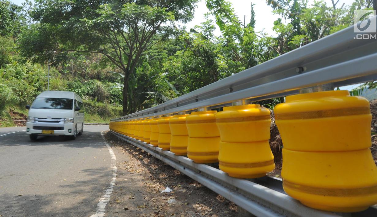 Teknologi roller barrier terpasang di tanjakan letter S Kampung Bantarselang, Kecamatan Cikidang, Kabupaten Sukabumi, Minggu (6/1). Teknologi pembatas jalan untuk menekan angka kecelakaan ini diadopsi dari Korea Selatan. (Merdeka.com/Arie Basuki)