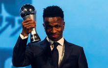 FOTO: Gaya Vinicius Jadi Pemain Terbaik FIFA 2024