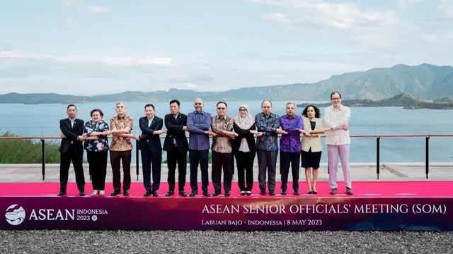 Family Photo pertemuan Pejabat Senior ASEAN (ASEAN Senior Officials' Meeting/SOM) jelang KTT ASEAN 2023 dimulai pada 9 Mei 2023 di Labuan Bajo, Nusa Tenggara Timur (NTT) (Foto: Kemlu)