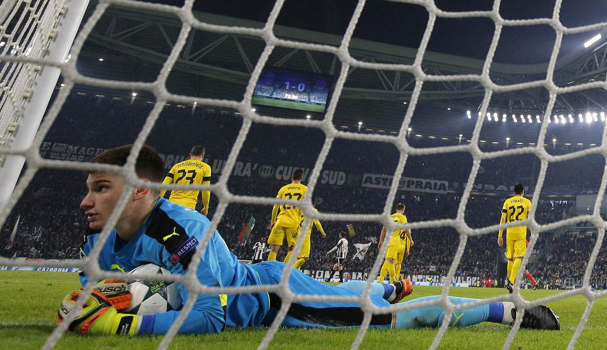 Kiper Dinamo Zagreb, Dominik Livakovic, tampak lesu usai dibobol pemain Juventus. Dua gol kemenangan Juventus dicetak oleh Gonzalo Higuain dan Daniele Rugani. (AFP/Marco Bertorello)