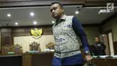Terdakwa dugaan korupsi pengadaan e-KTP, Irvanto Hendra Pambudi saat jeda sidang lanjutan di Pengadilan Tipikor, Jakarta, Rabu (21/11). Sidang mendengar nota pembelaan para terdakwa. (Liputan6.com/Helmi Fithriansyah)