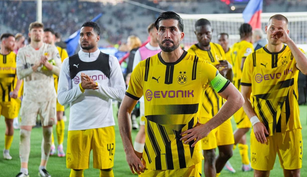 Pemain Borussia Dortmund tampak lesu setelah ditaklukkan Barcelona pada laga leg pertama babak perempat final Liga Champions 2024/2025 di Estadi Olimpic Lluis Companys, Kamis (10/04/2025) dini hari WIB. (AP Photo/Emilio Morenatti)