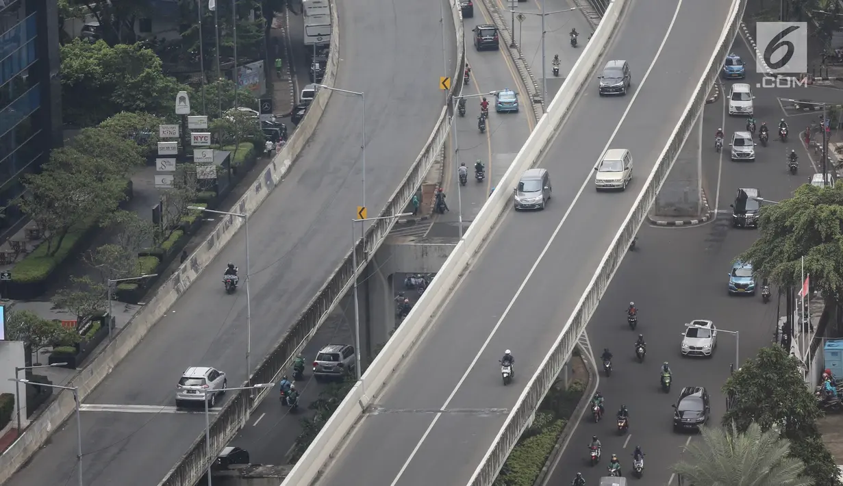 Kendaraan bermotor melintas di kawasan Jalan Layang Non Tol (JLNT) Tanah Abang - Kampung Melayu, Jakarta, Rabu (6/3). Meski sudah ada rambu larangan, pemotor nekat menerobos. (Liputan6.com/Fery Pradolo)
