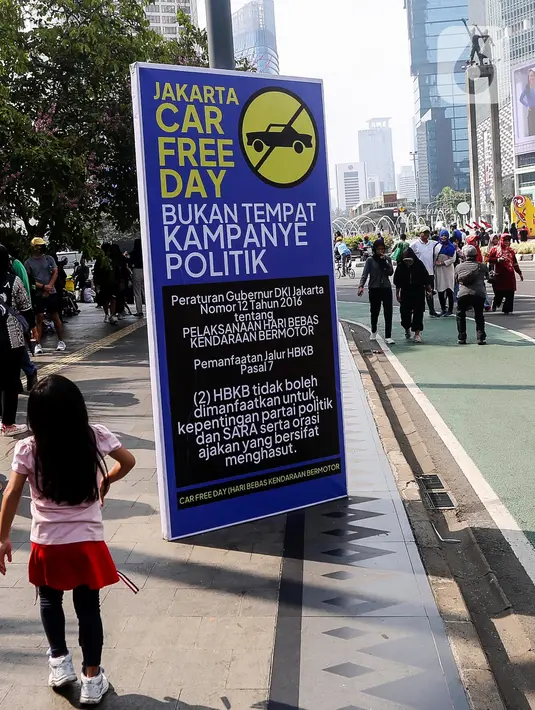 Di bawah tulisan tersebut dicantumkan pula regulasi yang mengatur larangan kampanye. (Liputan6.com/Angga Yuniar)