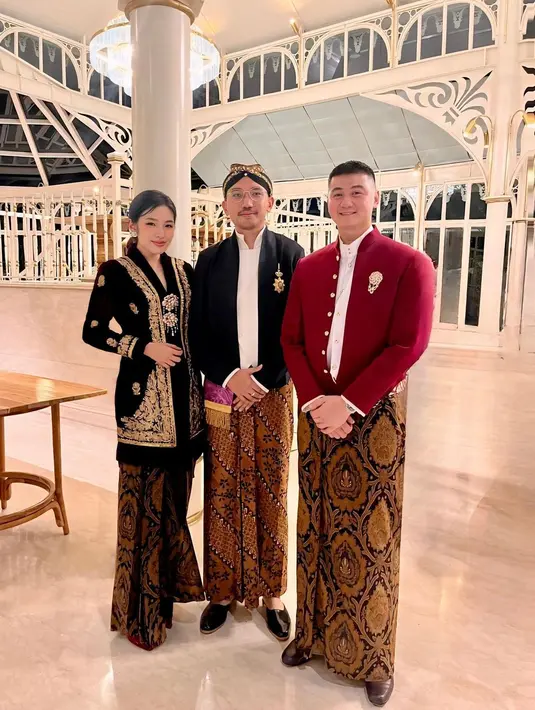 Chef Arnold tampil gagah mengenakan beskap warna merah merona yang dipadukan atasan warna putih, dan kain jarik motif bokor kencono. [@tiffanysoetanto]
