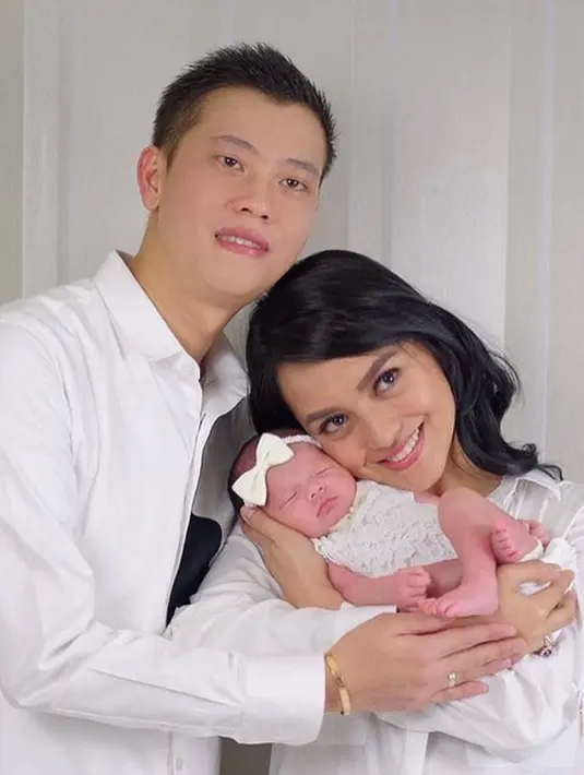 Untuk menghilangkan stress, Ririn dan Fery juga mengisi dengan cerita-cerita lucu. Doa tak putus-putusnya untuk kesembuhan sang saumi. Hingga suatu ketika memutuskan untuk menjalankan ibadah umrah. (Instagram/fery_wijaya88)