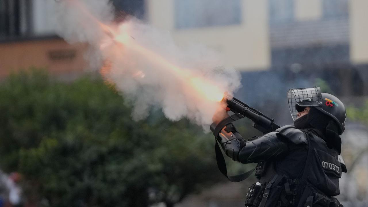 FOTO: Bentrokan di Bogota, Demonstran Serang Polisi dengan Panah di depan Kedubes AS
