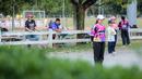 Terlihat kehangatan saat mereka memainkan olahraga Petanque di Lapangan Latih Dua Kompleks 700th Anniversary of Chiang Mai Stadium, Kamis (11/12/2025).