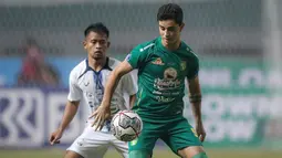Bruno Moreira. Pemain sayap Brasil berusia 22 tahun yang juga baru semusim memperkuat Persebaya ini kabarnya akan bergabung dengan salah satu klub di kasta kedua Liga Yunani. Tampil 29 kali di BRI Liga 1 2021/2022, ia menorehkan 7 gol dan 3 assist bagi Persebaya. (Bola.com/Bagaskara Lazuardi)