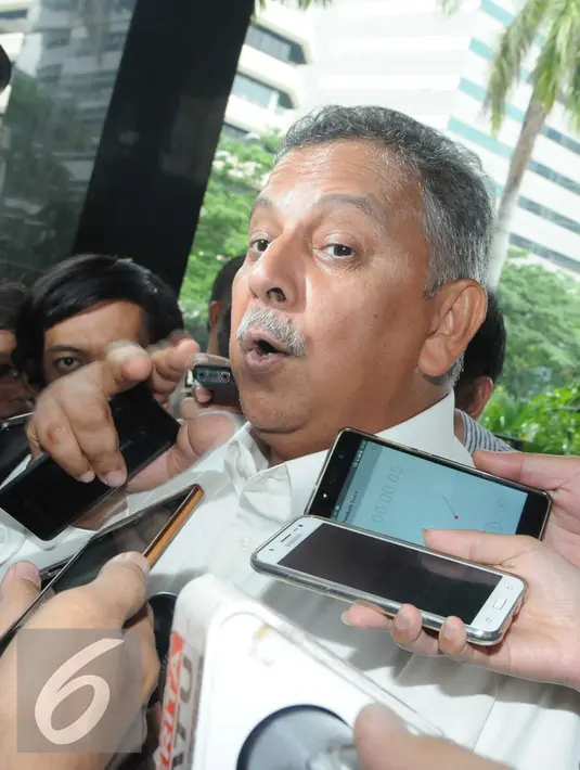 Sofyan Basir menjawab pertanyaan wartawan saat memenuhi panggilan KPK, Jakarta, Senin (25/1). Sofyan diperiksa sebagai saksi dalam kasus dugaan suap penganggaran proyek pembangunan infrastruktur energi baru. (Liputan6.com/Helmi Afandi)