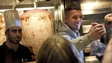 Lukas Podolski membuka restoran kebab di kampung halamannya di Jerman. (Henning Kaiser/dpa via AP)