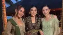 Ashanty tampil anggun dengan strapless dress dan outer batik panjang yang senada. Belt emas dan giwang jadi sentuhan etnik di penampilannya [@melaney_richardo]