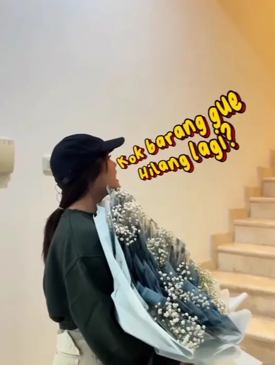 Setelah semua siap, Fuji lantas memanggil asistennya yang ulang tahun. "Lus, barang gue kok hilang lagi?. Barang gue mana?," teriak Fuji ditangga. [Instagram/fujiasnaawi]