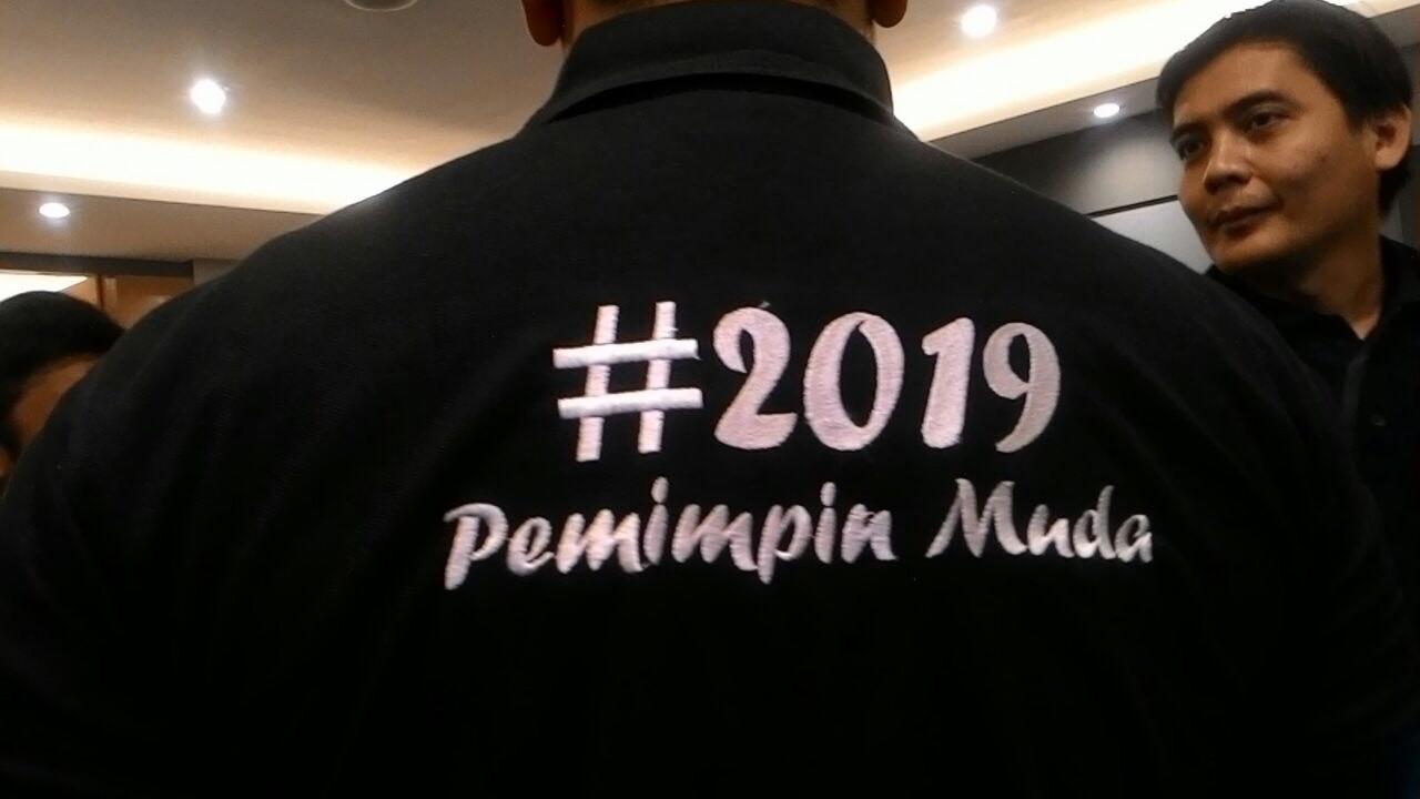 Putu Supadman Rudana memamerkan kaus bertagar #2019PemimpinMuda (Merdeka.com/Titin Supriatin)