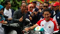 Sandiaga Uno mencoba motor listrik.(Amal/Liputan6.com)