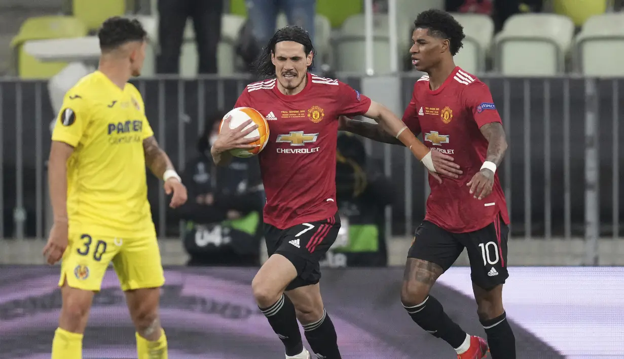 Striker Manchester United, Edinson Cavani (tengah) melakukan selebrasi usai mencetak gol penyeimbang 1-1 ke gawang Villarreal dalam laga final Liga Europa 2020/2021 di Gdansk Stadium, Rabu (26/5/2021). Manchester United kalah 11-12 (1-1) dari Villarreal lewat adu penalti. (AP/Michael Sohn/Pool)