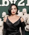 Demi Lovato berhasil presentasikan gaya fashion yang tak pernah gagal. Ia berhasil hadirkan statement menjanjikan untuk sempurnakan gayanya. [Foto: Instagram/ Demi Lovato]