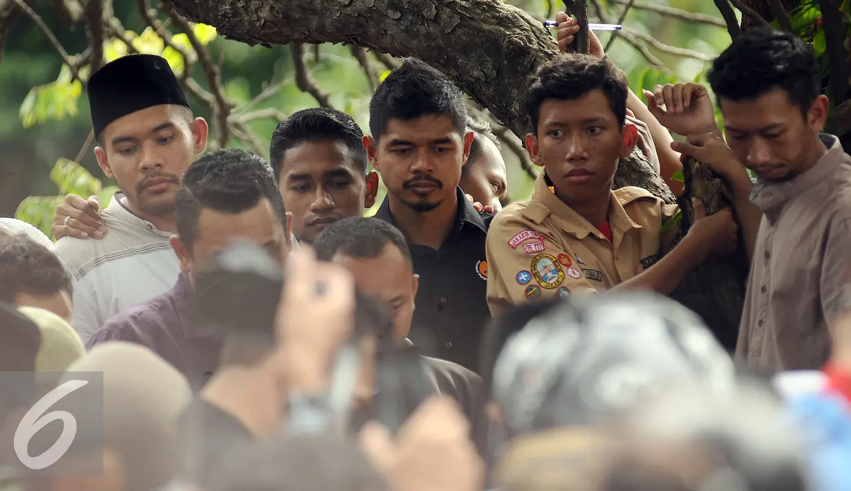 Penggawa Persija Jakarta, Bambang Pamungkas (tengah) saat menghadiri pemakaman Achmad Kurniawan di kawasan Cijantung, Jakarta, Rabu (11/1). Kiper Arema FC, Achmad Kurniawan wafat di usia 37 tahun. (Liputan6.com/Helmi Fithriansyah)