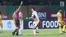 Wasit Aprisman Aranda mengangkat kartu kuning untuk pemain Mitra Kukar, F Rodriguespada lanjutan Go-Jek Liga 1 Indonesia 2018 bersama Bukalapak di Stadion PTIK Jakarta, Kamis (17/5). (Liputan6.com/Helmi Fithriansyah)