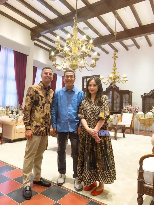 Selain itu, ada pasangan Raffi Ahmad dan Nagita Slavina yang kompak pakai batik. Raffi dengan kemeja coklatnya, sedangkan Nagita dress batik  berpotongan a-line. [@ralineshah/@raffinagita1717/@annisayudhoyono].