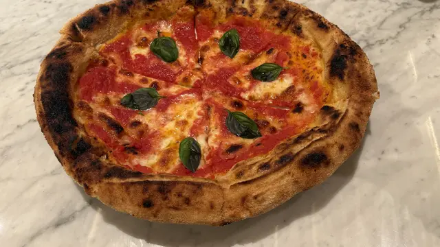 Pizza khas Pellegrini’s. Dok. Anisha/Fimela