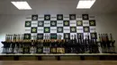 Puluhan senapan serbu yang disita saat konferensi pers di Rio de Janeiro, 1 Juni 2017.  Kepolisian Brasil menyita 60 senapan serbu kaliber berat termasuk AK-47 yang diselundupkan dari Miami dalam pengiriman pemanas kolam renang (AP Photo/Silvia Izquierdo)