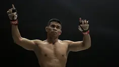 Petarung Indonesia, Eko Roni Saputra, merayakan kemenangannya di ajang One Championship, One: Warrior's Code di Istora Senayan, Jakarta, Jumat (7/2). Eko Roni menang mudah atas Khon Sichan.(Bola.com/Yoppy Renato)