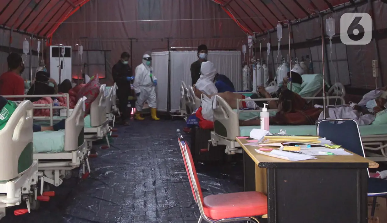 Pasien yang terpapar Covid-19 saat mendapatkan perawatan di dalam tenda darurat yang didirikan di RSUP dr Sintanala, Kota Tangerang, Rabu (30/6/2021). Tenda Darurat di RSUP dr. Sintanala langsung penuh hingga pasien yang terus berdatangan harus mengantri sampai keluar tenda. (Liputan6.com/Angga Yuni