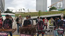 Seniman memainkan alat musik saat mengikuti Karnaval Seni Budaya di Taman Ismail Marzuki, Jakarta, Rabu (10/11/2021). Karnaval tersebut menampilkan pertunjukan seni budaya digelar sebagai rangkaian perayaan HUT ke-53 Taman Ismail Marzuki (TIM). (Liputan6.com/Herman Zakharia)