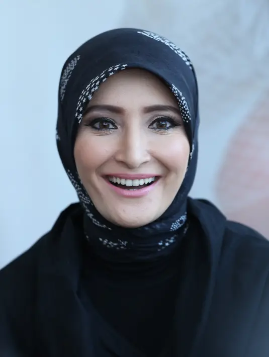 'Menurut saya masih perlu make up. karena kita mengenali wajah kita sendiri, kalau nggak make up gimana gitu, aku jadi nggak percaya diri,' sambungnya. (Galih W. Satria/Bintang.com)