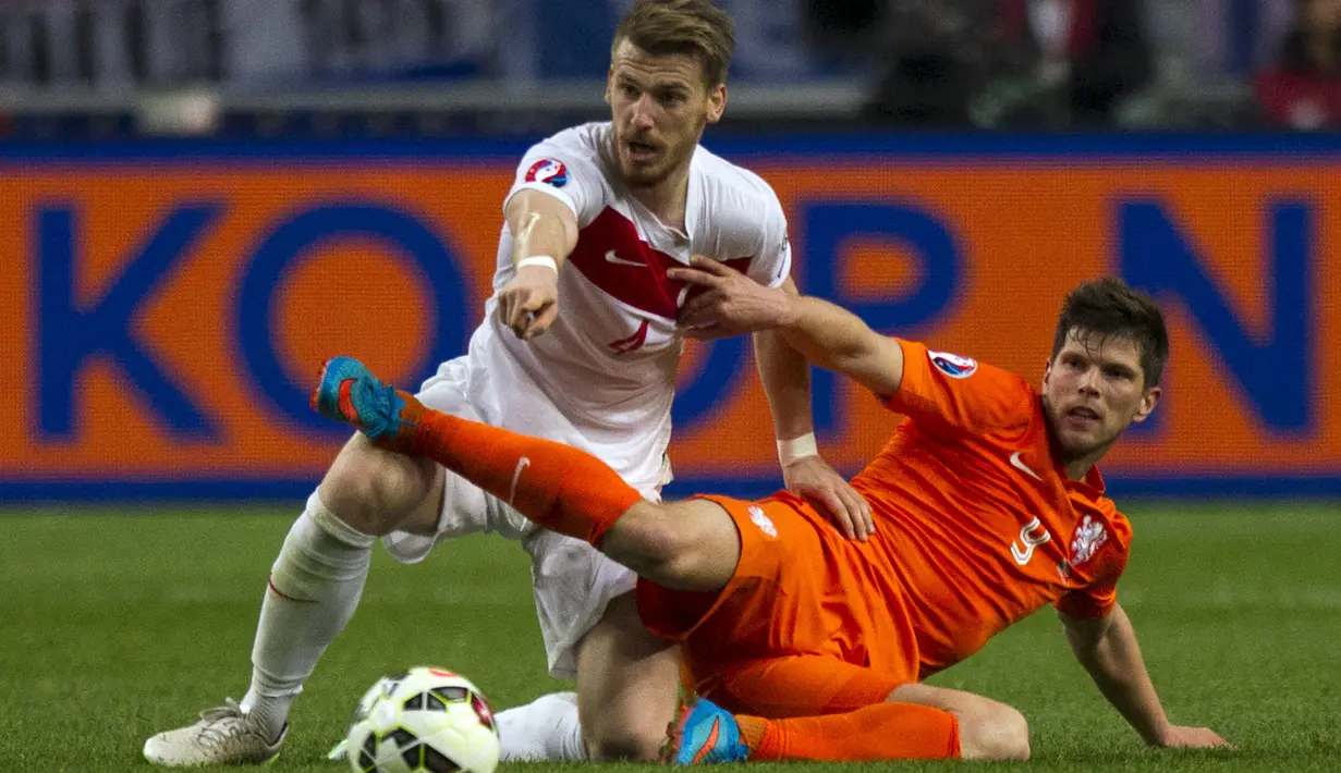 Penyerang Belanda, Klaas-Jan Huntelaar berusaha merebut bola dengan pemain turki Serdar Aziz saat kualifikasi Piala Eropa 2016 di Amsterdam Arena, Minggu (29/3/2015). Belanda bermain imbang 1-1 melawan turki. (REUTERS/Michael Kooren)